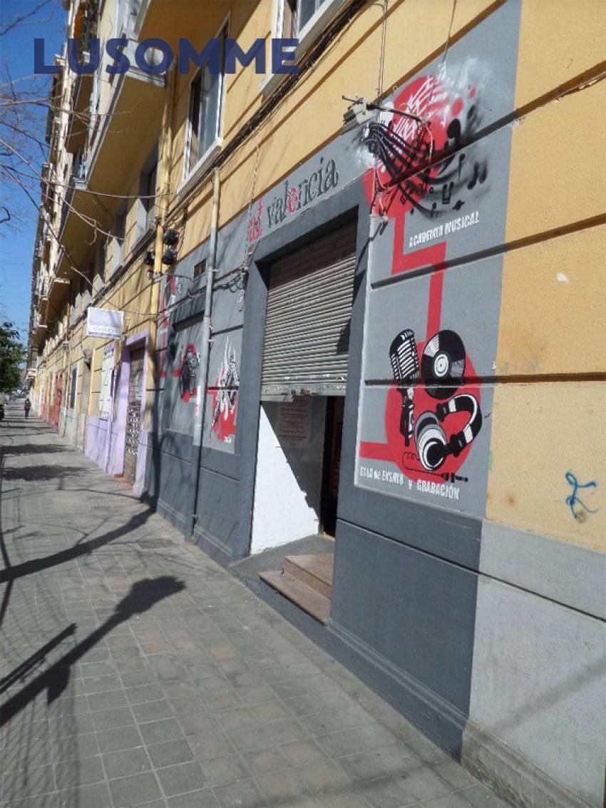 Descripción 385 - Compatibilidad para apartamentos turísticos.

Local comercial a pie de calle, en la calle Vinalopó, en Valencia.

Situado zona de La 