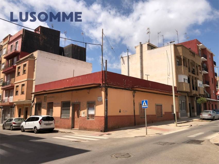 Descripción 429 - Local comercial actualmente en desuso, para poder edificar. 
Ideal para apartamentos de estudiantes.

Dispone de 174 m² construidos par