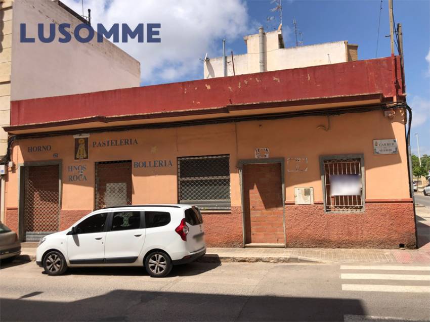 Descripción 429 - Local comercial actualmente en desuso, para poder edificar. 
Ideal para apartamentos de estudiantes.

Dispone de 174 m² construidos par