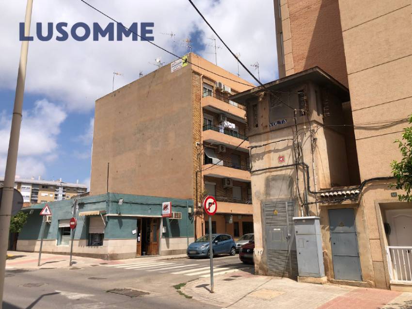 Descripción 429 - Local comercial actualmente en desuso, para poder edificar. 
Ideal para apartamentos de estudiantes.

Dispone de 174 m² construidos par