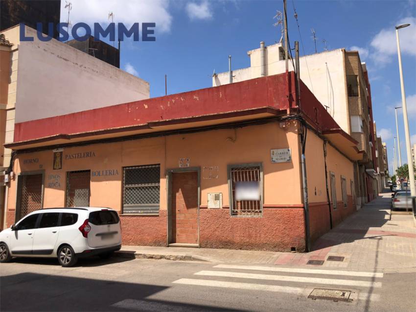 Descripción 429 - Local comercial actualmente en desuso, para poder edificar. 
Ideal para apartamentos de estudiantes.

Dispone de 174 m² construidos par