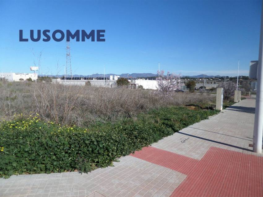 Descripción 463 - URBANO NO RESIDENCIAL.
Parcelas para hostales, hoteles y naves. 

Se venden parcelas urbanas consolidadas de uso terciario.
Desde 84.00