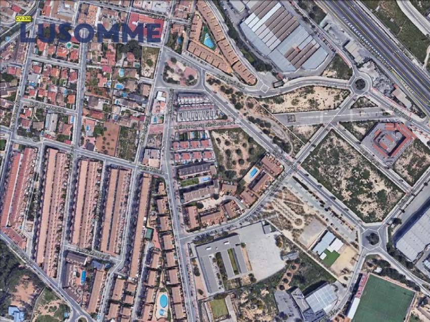 Descripción 463 - URBANO NO RESIDENCIAL.
Parcelas para hostales, hoteles y naves. 

Se venden parcelas urbanas consolidadas de uso terciario.
Desde 84.00