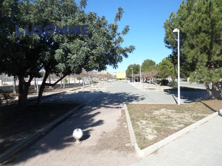 Descripción 463 - URBANO NO RESIDENCIAL.
Parcelas para hostales, hoteles y naves. 

Se venden parcelas urbanas consolidadas de uso terciario.
Desde 84.00