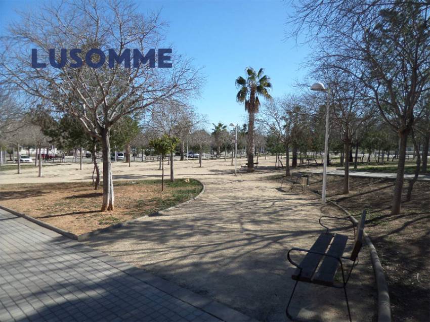 Descripción 470 - URBANO NO RESIDENCIAL.
Parcelas para hostales, hoteles y naves. 

Se venden parcelas urbanas consolidadas de uso terciario.
Desde 84.00