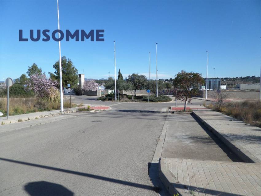 Descripción 470 - URBANO NO RESIDENCIAL.
Parcelas para hostales, hoteles y naves. 

Se venden parcelas urbanas consolidadas de uso terciario.
Desde 84.00