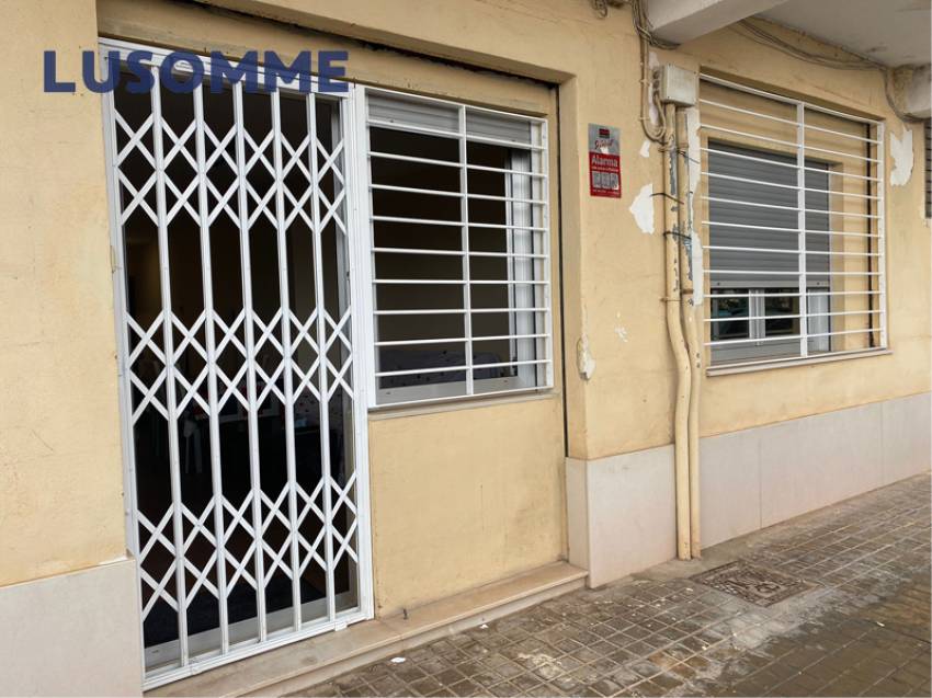 Descripción 487 - Bajo vivienda en El Perellonet, en calle Escotilla. 
A 22 km de Valencia.

Situado a pie de calle en edificio construido en 1960.

Dis