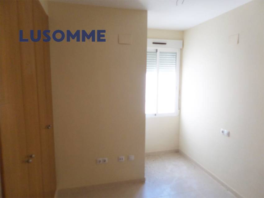 Descripción 490 - Ático con terraza en venta carrer Xúquer, Carlet.

Vivienda en cuarta planta, en edificio de 2009 con ascensor.

Ático de 92 m² con