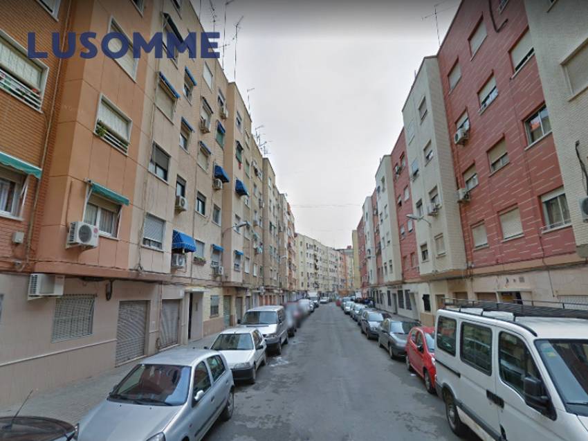 Descripción 491 - Piso en Calle Padre Viñas.
Junto a la estación de tranvía Sant Miquel dels Reis y Orriols (línea 6).

Dispone de 60 m² construidos 