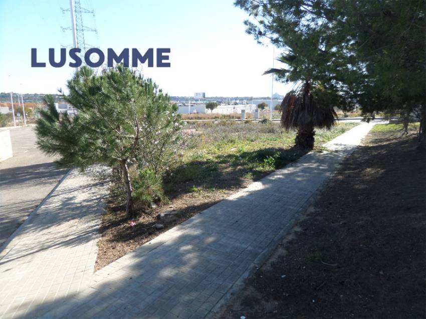 Descripción 492 - URBANO NO RESIDENCIAL.
Parcelas para hostales, hoteles y naves. 

Se venden parcelas urbanas consolidadas de uso terciario.
Desde 84.00