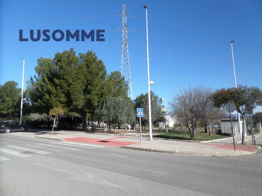 Descripción 492 - URBANO NO RESIDENCIAL.
Parcelas para hostales, hoteles y naves. 

Se venden parcelas urbanas consolidadas de uso terciario.
Desde 84.00