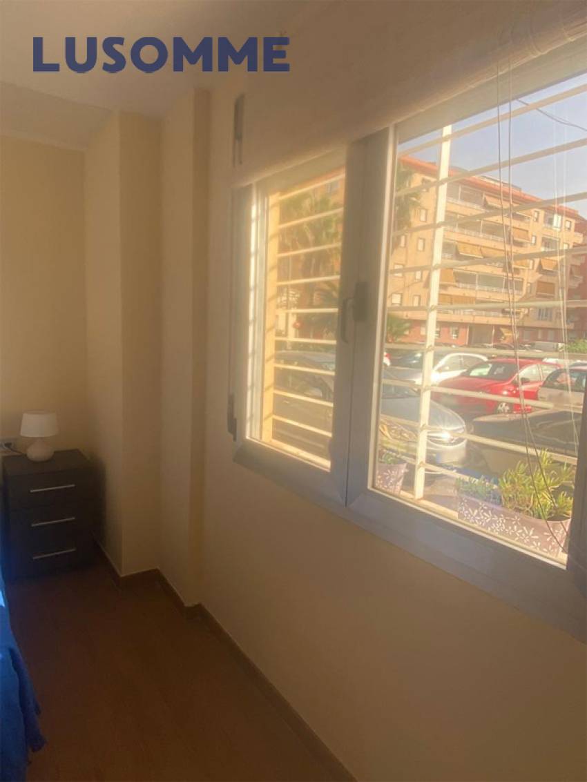 Descripción 493 - Local en venta en calle Escotilla, en El Perellonet.
A 22 km de Valencia.

Situado a pie de calle en edificio construido en 1960.

Loc