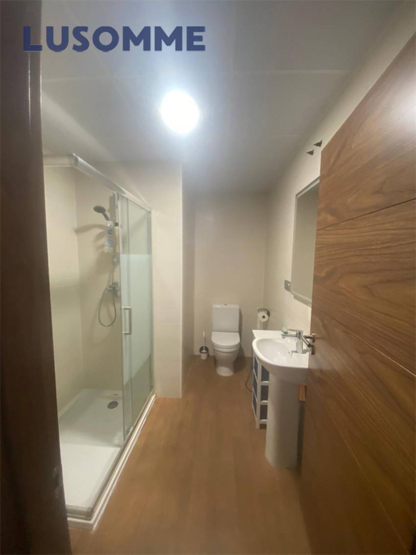 Descripción 493 - Local en venta en calle Escotilla, en El Perellonet.
A 22 km de Valencia.

Situado a pie de calle en edificio construido en 1960.

Loc