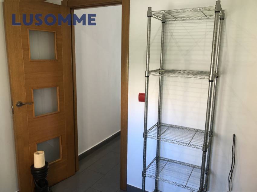 Descripción 494 - Piso en alquiler en Av. Malvarrosa, junto a la playa y cercana al campus universitario.

Vivienda reformada en tercera planta, en edifici