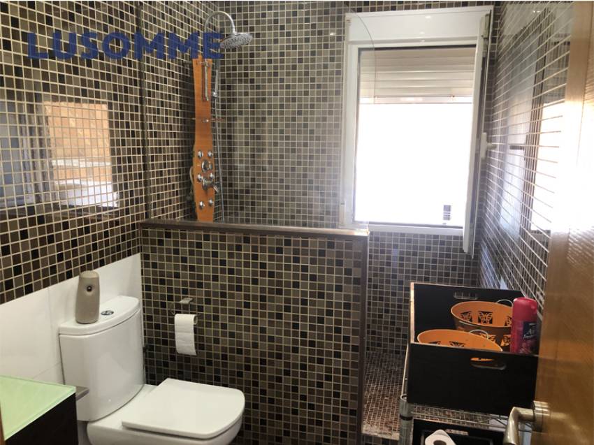 Descripción 494 - Piso en alquiler en Av. Malvarrosa, junto a la playa y cercana al campus universitario.

Vivienda reformada en tercera planta, en edifici