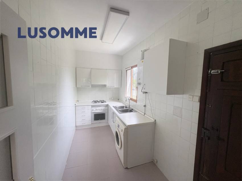 Descripción 495 - Chalet reformado con piscina el L'Eliana.

Casa unifamiliar construida en 1968 en amplia parcela de 1.024 m².

Dispone de 80 m² const