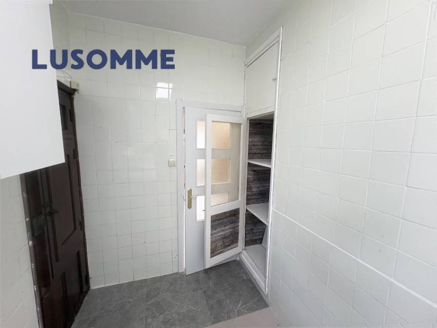 Descripción 495 - Chalet reformado con piscina el L'Eliana.

Casa unifamiliar construida en 1968 en amplia parcela de 1.024 m².

Dispone de 80 m² const