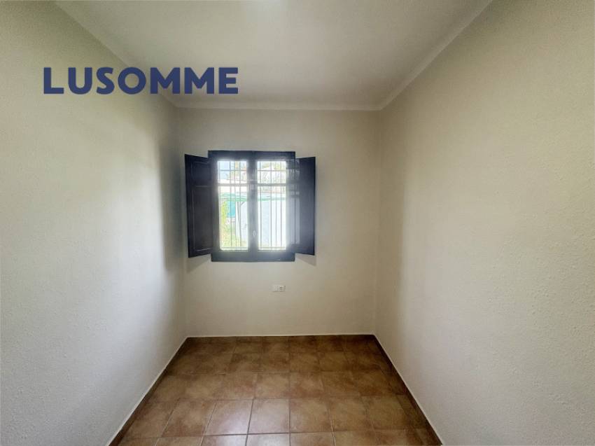 Descripción 495 - Chalet reformado con piscina el L'Eliana.

Casa unifamiliar construida en 1968 en amplia parcela de 1.024 m².

Dispone de 80 m² const