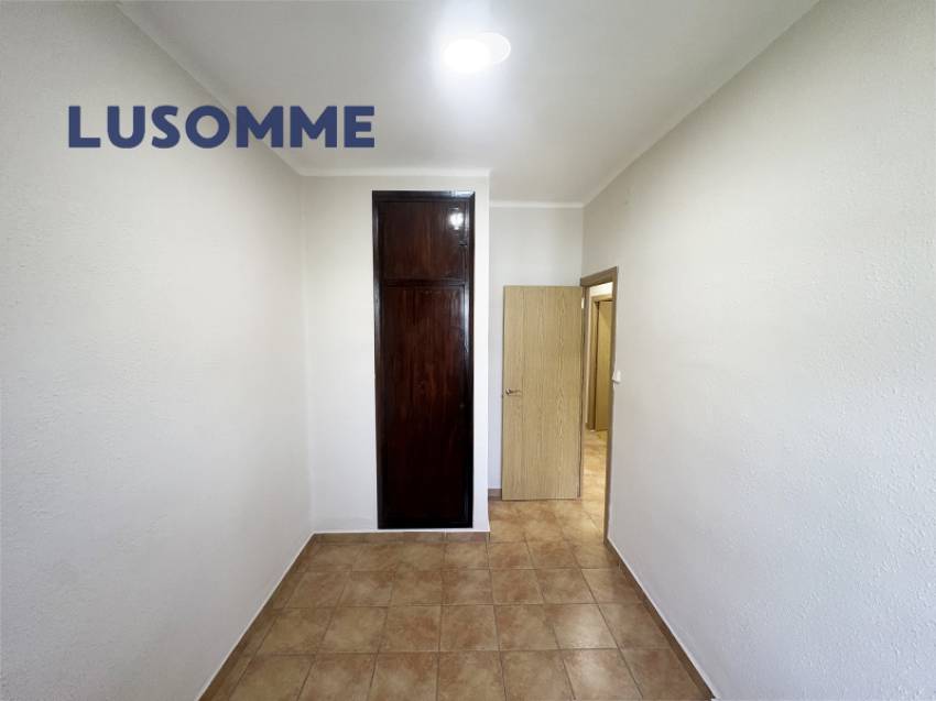 Descripción 495 - Chalet reformado con piscina el L'Eliana.

Casa unifamiliar construida en 1968 en amplia parcela de 1.024 m².

Dispone de 80 m² const