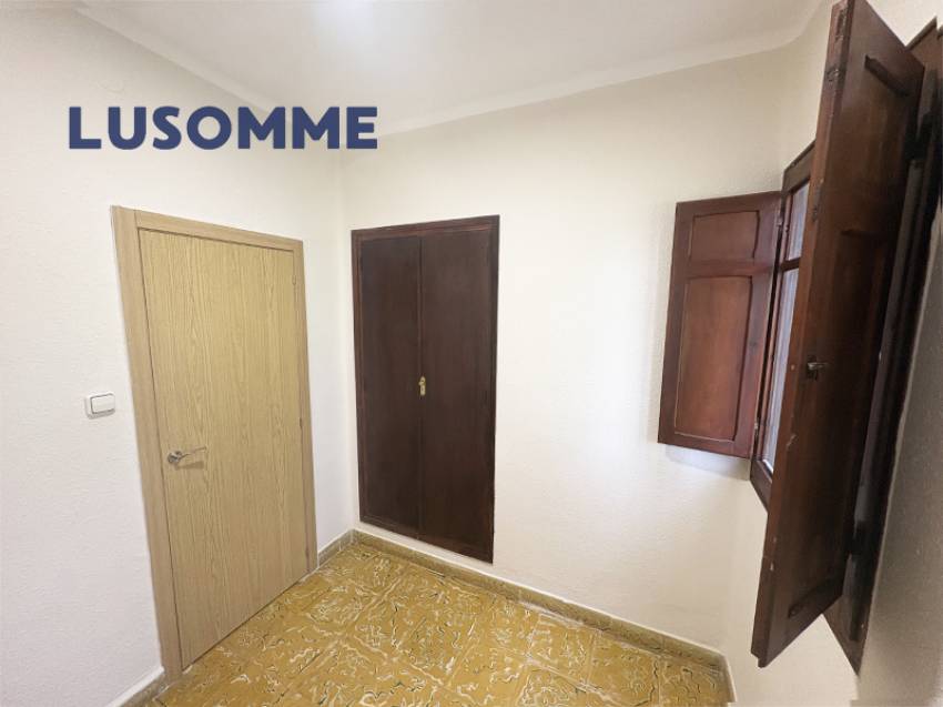 Descripción 495 - Chalet reformado con piscina el L'Eliana.

Casa unifamiliar construida en 1968 en amplia parcela de 1.024 m².

Dispone de 80 m² const