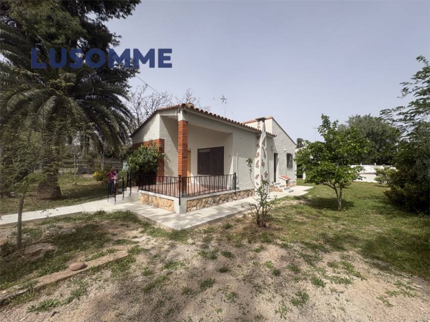 Descripción 495 - Chalet reformado con piscina el L'Eliana.

Casa unifamiliar construida en 1968 en amplia parcela de 1.024 m².

Dispone de 80 m² const