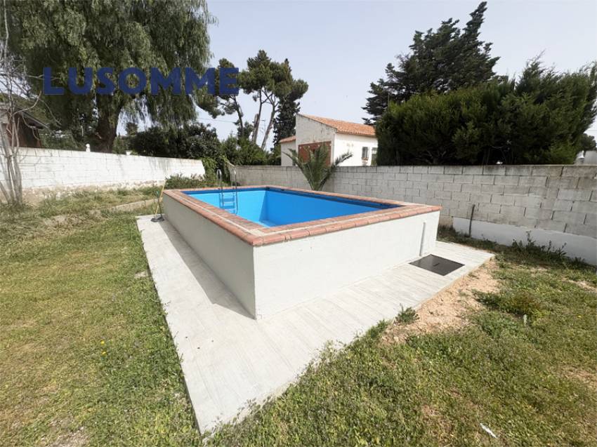 Descripción 495 - Chalet reformado con piscina el L'Eliana.

Casa unifamiliar construida en 1968 en amplia parcela de 1.024 m².

Dispone de 80 m² const