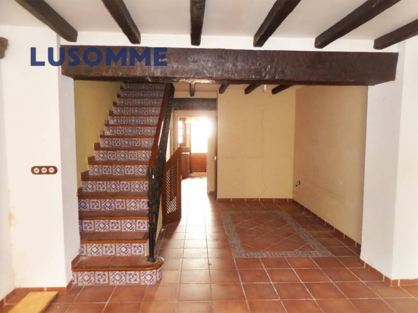 Descripción 501 - Sin comisión inmobiliaria.
Casa adosada en venta en Carrer Les Santes, Xàtiva.

Vivienda para actualizar construida en 1900.

157 m�