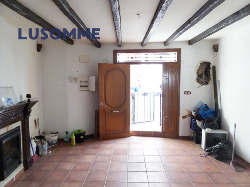 Descripción 501 - Sin comisión inmobiliaria.
Casa adosada en venta en Carrer Les Santes, Xàtiva.

Vivienda para actualizar construida en 1900.

157 m�