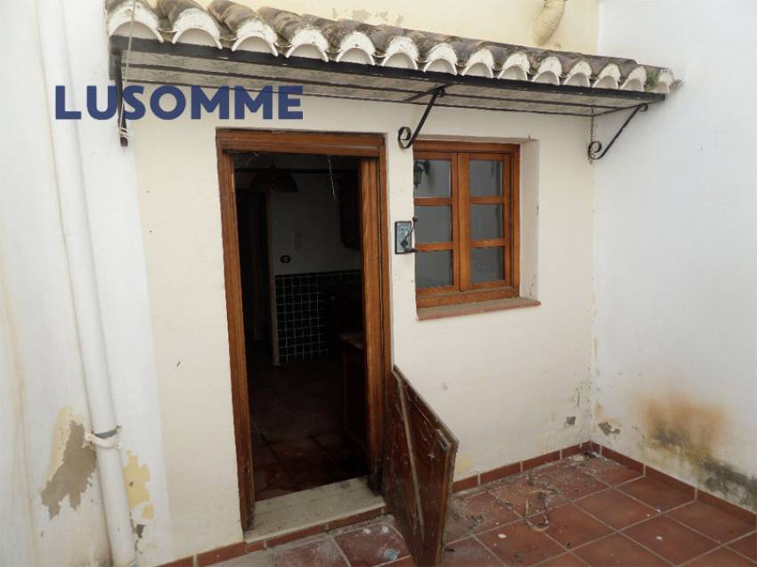 Descripción 501 - Sin comisión inmobiliaria.
Casa adosada en venta en Carrer Les Santes, Xàtiva.

Vivienda para actualizar construida en 1900.

157 m�