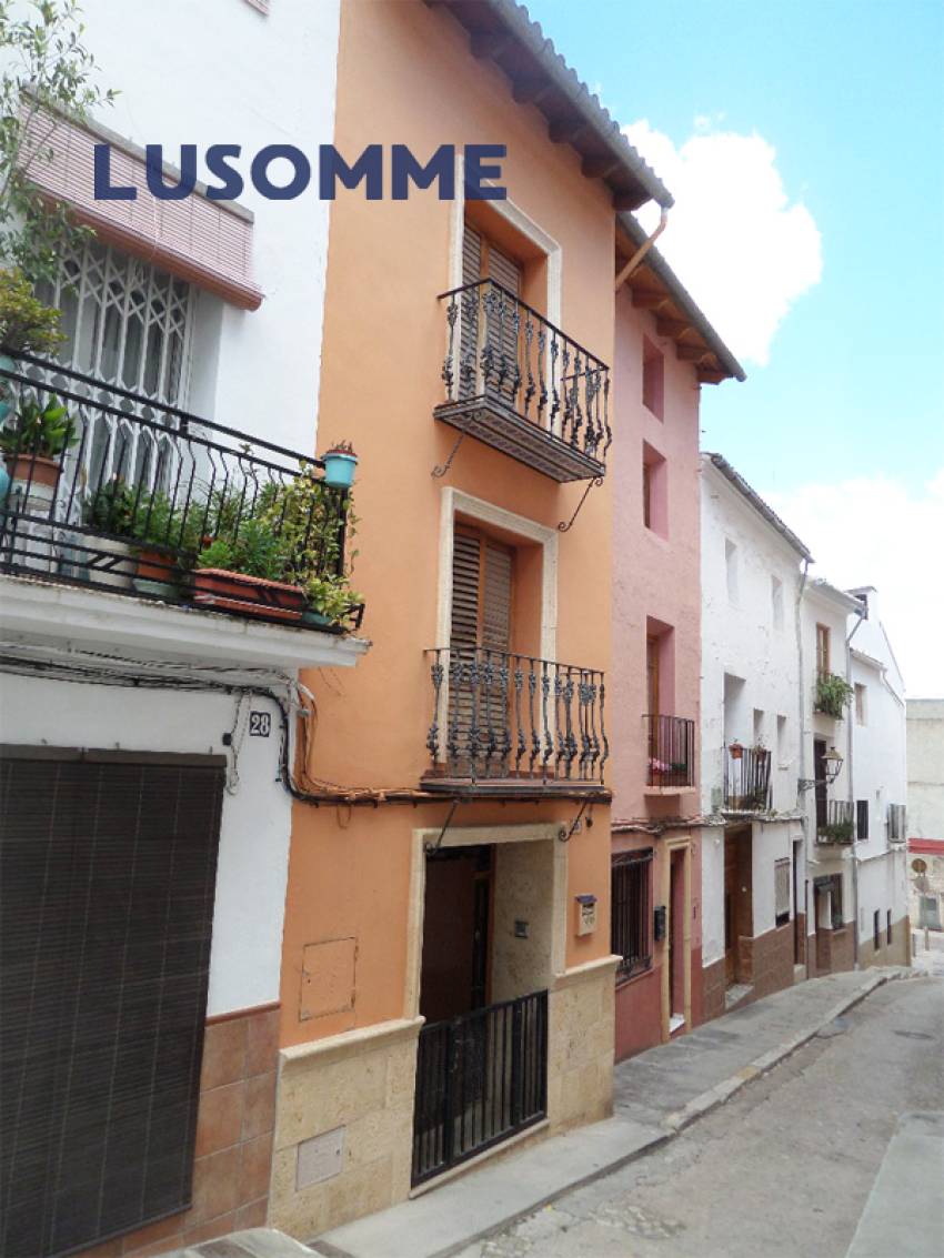Descripción 501 - Sin comisión inmobiliaria.
Casa adosada en venta en Carrer Les Santes, Xàtiva.

Vivienda para actualizar construida en 1900.

157 m�