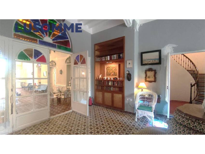 Descripción 451 - Sin comisión inmobiliaria.

Singular Palacete del Siglo XIX en La Villajoiosa, con 87.000 m² de parcela con plantación de cítricos y 