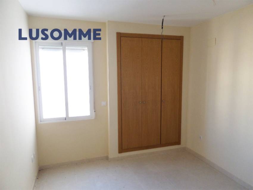 Descripción 503 - Vivienda a estrenar, construida en 2009.
Piso en venta carrer Xúquer, Carlet.

Vivienda en tercera planta con ascensor.

Piso de 113 