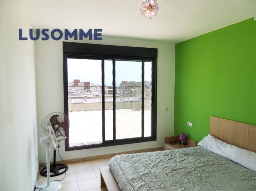Descripción 510 - Ático dúplex con dos terrazas en Av. Central, Oropesa del Mar. 
A solo 800 m de la playa.

Vivienda en novena planta con ascensor. 
C