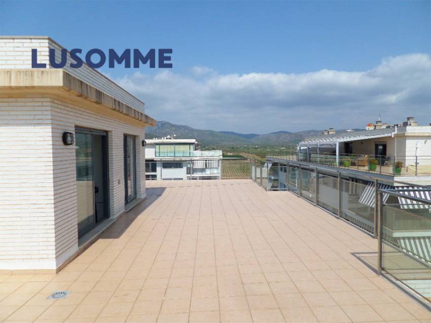 Descripción 510 - Ático dúplex con dos terrazas en Av. Central, Oropesa del Mar. 
A solo 800 m de la playa.

Vivienda en novena planta con ascensor. 
C