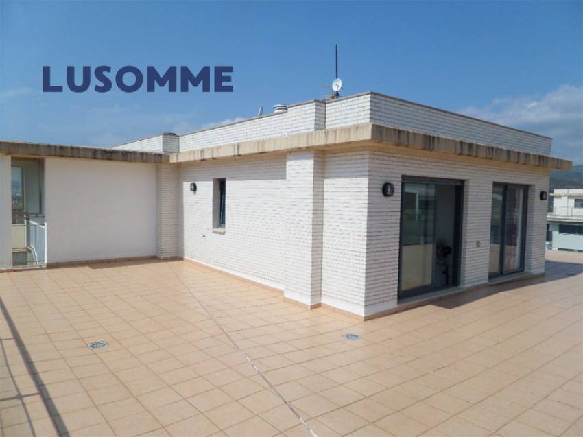 Descripción 510 - Ático dúplex con dos terrazas en Av. Central, Oropesa del Mar. 
A solo 800 m de la playa.

Vivienda en novena planta con ascensor. 
C