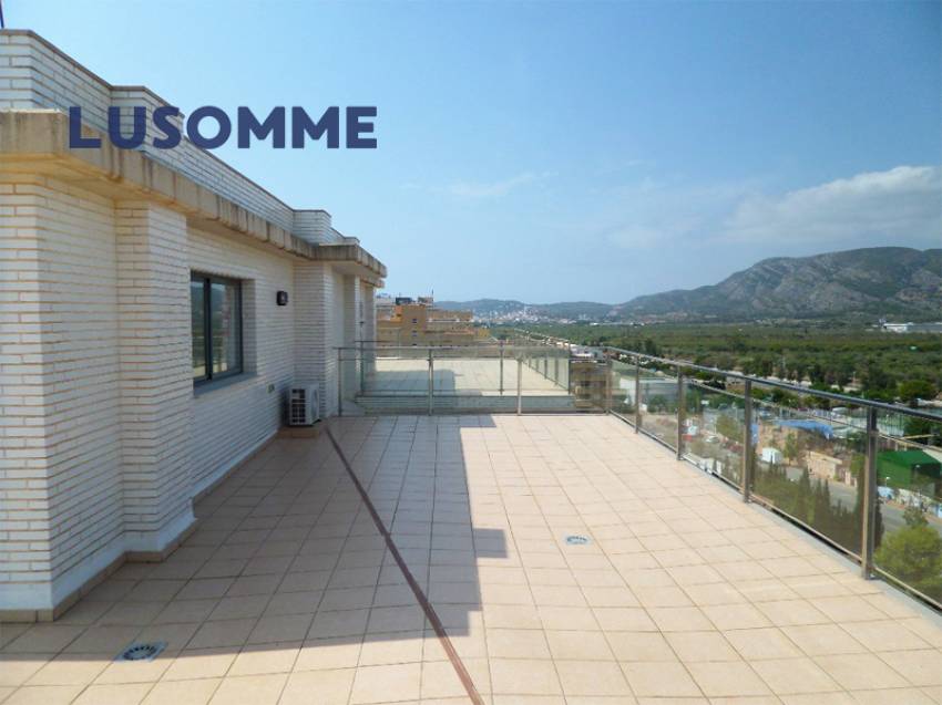 Descripción 510 - Ático dúplex con dos terrazas en Av. Central, Oropesa del Mar. 
A solo 800 m de la playa.

Vivienda en novena planta con ascensor. 
C