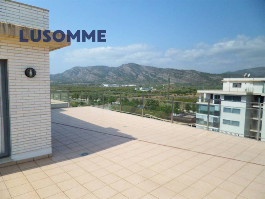 Descripción 510 - Ático dúplex con dos terrazas en Av. Central, Oropesa del Mar. 
A solo 800 m de la playa.

Vivienda en novena planta con ascensor. 
C