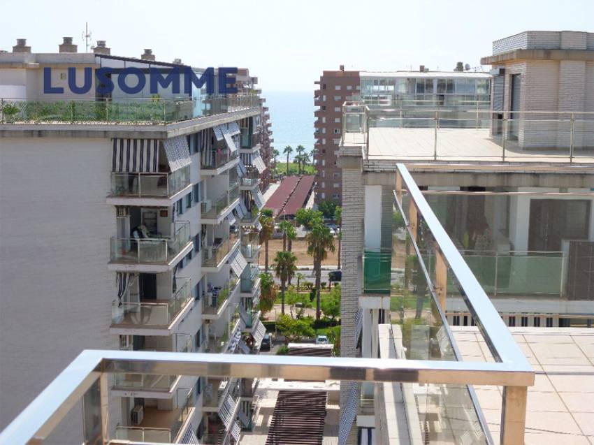 Descripción 510 - Ático dúplex con dos terrazas en Av. Central, Oropesa del Mar. 
A solo 800 m de la playa.

Vivienda en novena planta con ascensor. 
C