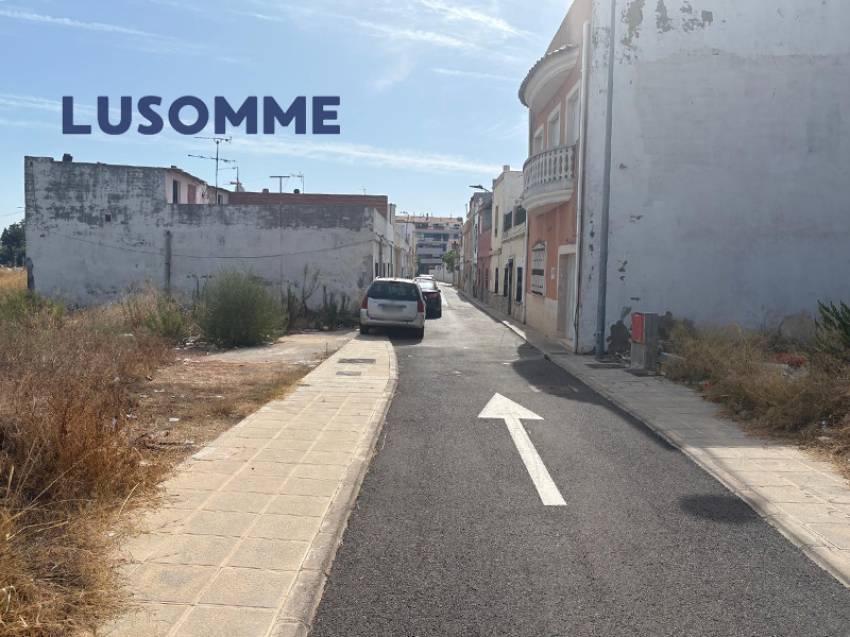 Descripción 512 - Casa adosada en venta en calle Infantes, Castellón de la Plana.

Vivienda de dos plantas, construida en 1960.

159 m² construidos de 