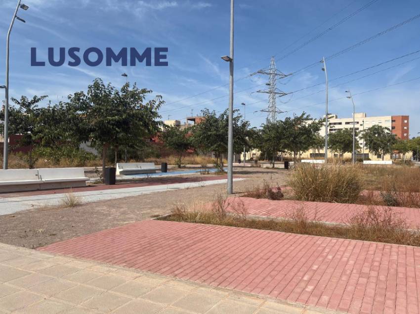 Descripción 512 - Casa adosada en venta en calle Infantes, Castellón de la Plana.

Vivienda de dos plantas, construida en 1960.

159 m² construidos de 