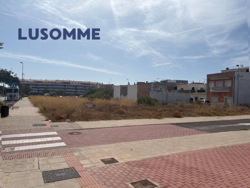 Descripción 512 - Casa adosada en venta en calle Infantes, Castellón de la Plana.

Vivienda de dos plantas, construida en 1960.

159 m² construidos de 