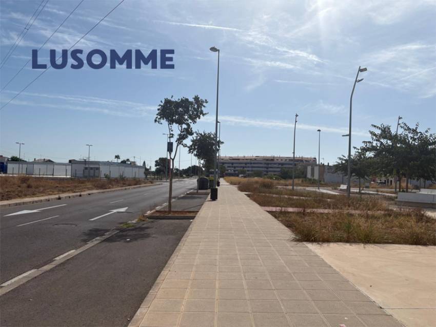 Descripción 512 - Casa adosada en venta en calle Infantes, Castellón de la Plana.

Vivienda de dos plantas, construida en 1960.

159 m² construidos de 
