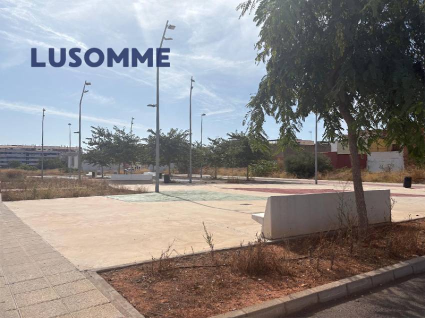 Descripción 512 - Casa adosada en venta en calle Infantes, Castellón de la Plana.

Vivienda de dos plantas, construida en 1960.

159 m² construidos de 