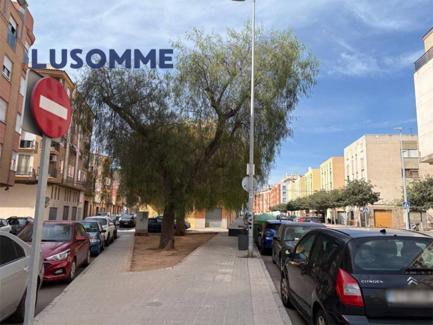 Descripción 512 - Casa adosada en venta en calle Infantes, Castellón de la Plana.

Vivienda de dos plantas, construida en 1960.

159 m² construidos de 