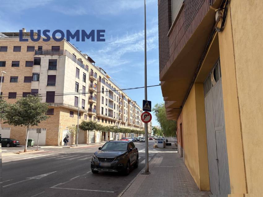 Descripción 512 - Casa adosada en venta en calle Infantes, Castellón de la Plana.

Vivienda de dos plantas, construida en 1960.

159 m² construidos de 