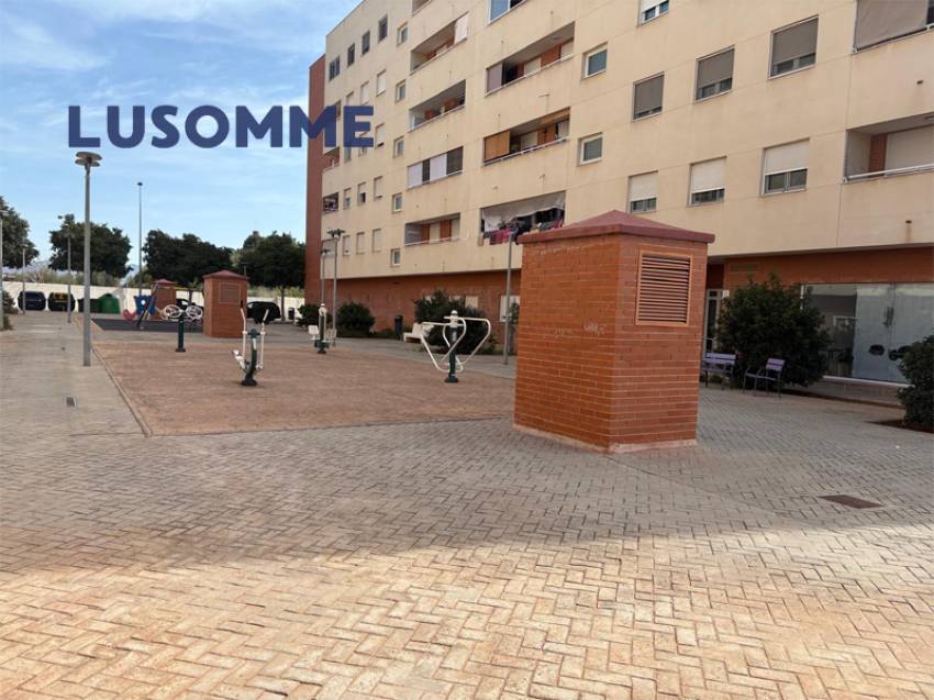 Descripción 512 - Casa adosada en venta en calle Infantes, Castellón de la Plana.

Vivienda de dos plantas, construida en 1960.

159 m² construidos de 