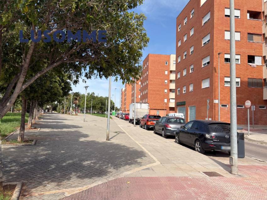 Descripción 512 - Casa adosada en venta en calle Infantes, Castellón de la Plana.

Vivienda de dos plantas, construida en 1960.

159 m² construidos de 