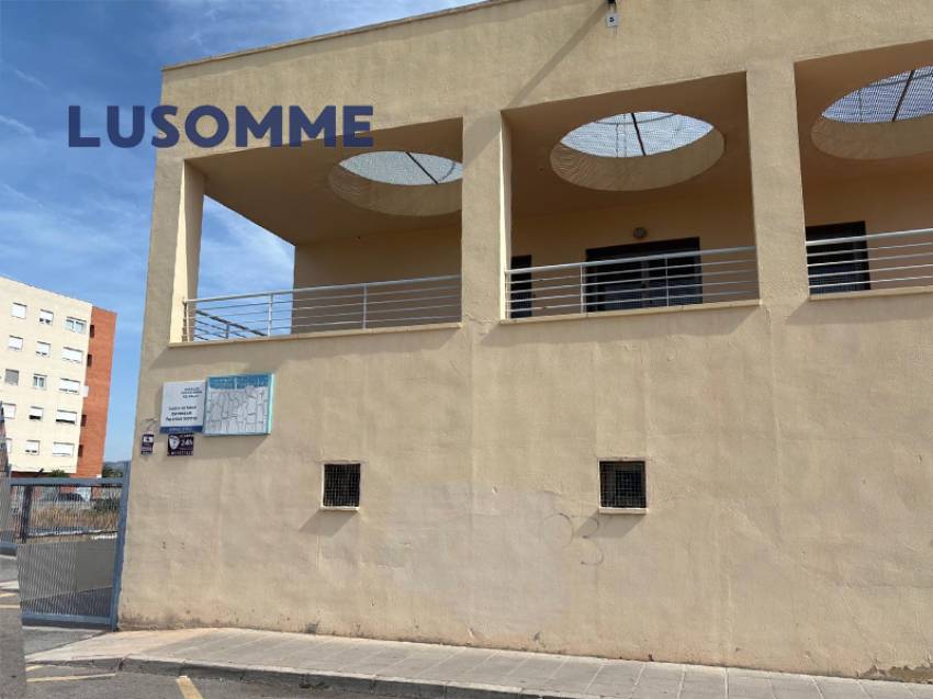 Descripción 512 - Casa adosada en venta en calle Infantes, Castellón de la Plana.

Vivienda de dos plantas, construida en 1960.

159 m² construidos de 