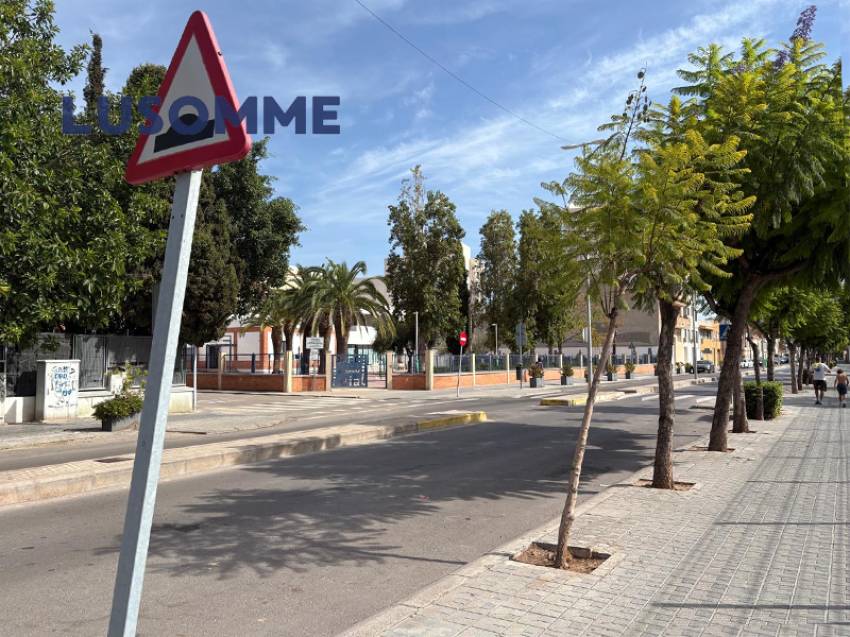 Descripción 512 - Casa adosada en venta en calle Infantes, Castellón de la Plana.

Vivienda de dos plantas, construida en 1960.

159 m² construidos de 