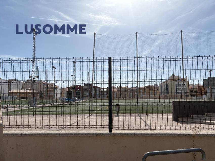 Descripción 512 - Casa adosada en venta en calle Infantes, Castellón de la Plana.

Vivienda de dos plantas, construida en 1960.

159 m² construidos de 